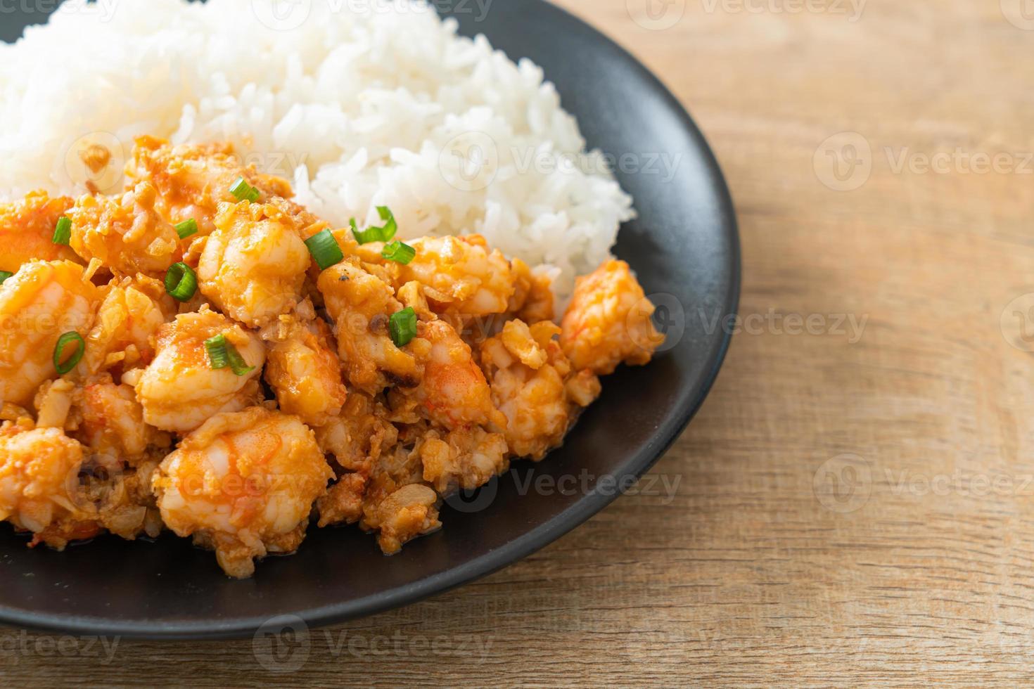 gewokte garnalen met knoflook en garnalenpasta foto