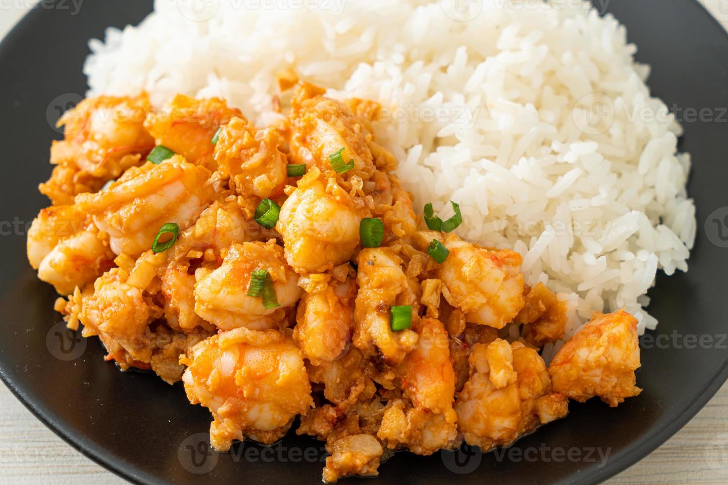 gewokte garnalen met knoflook en garnalenpasta foto