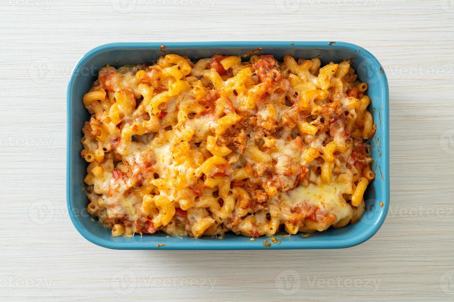 huisgemaakte macaroni bolognese met kaas foto