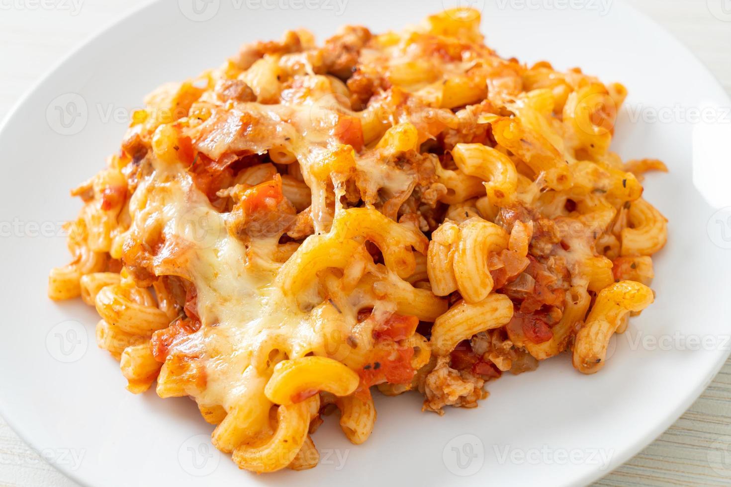 huisgemaakte macaroni bolognese met kaas foto