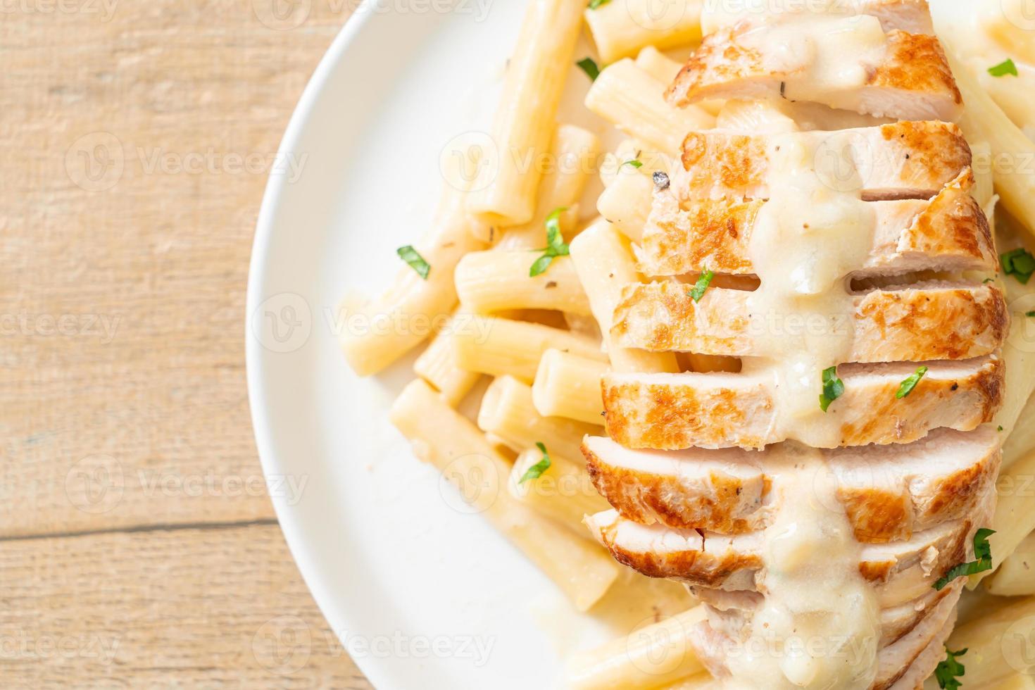 quadrotto penne pasta witte romige saus met gegrilde kip foto