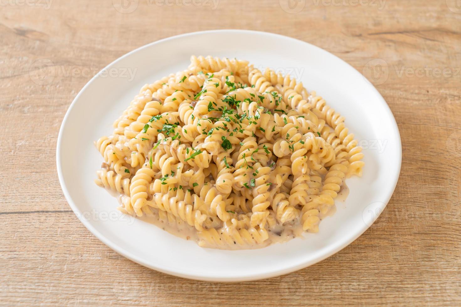 spiraal pasta champignons roomsaus foto