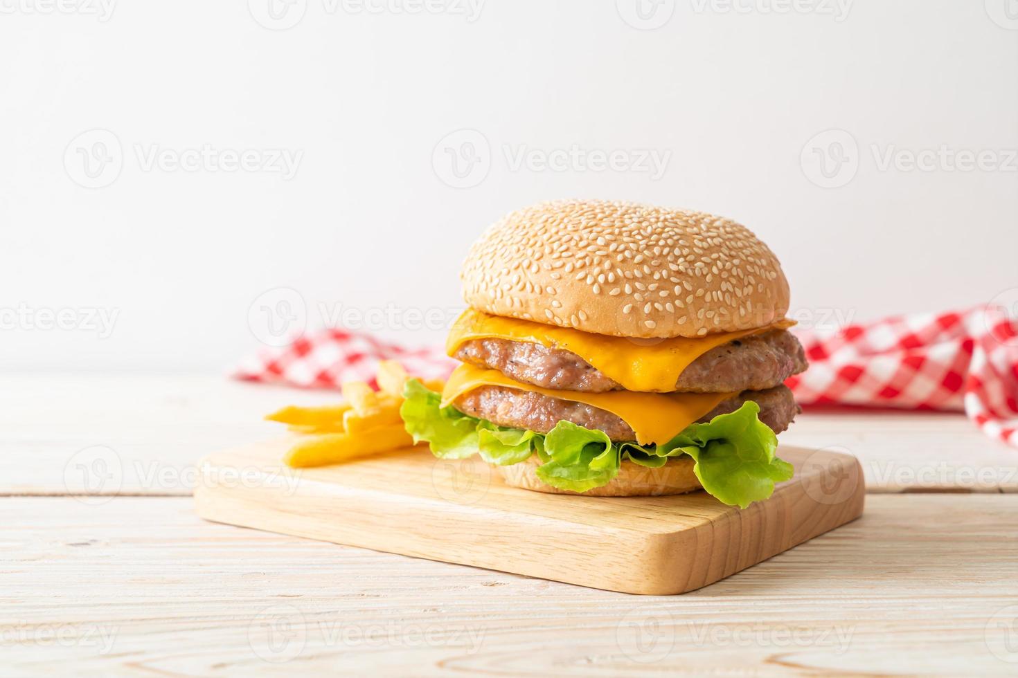 varkensburger met kaas en frietjes foto