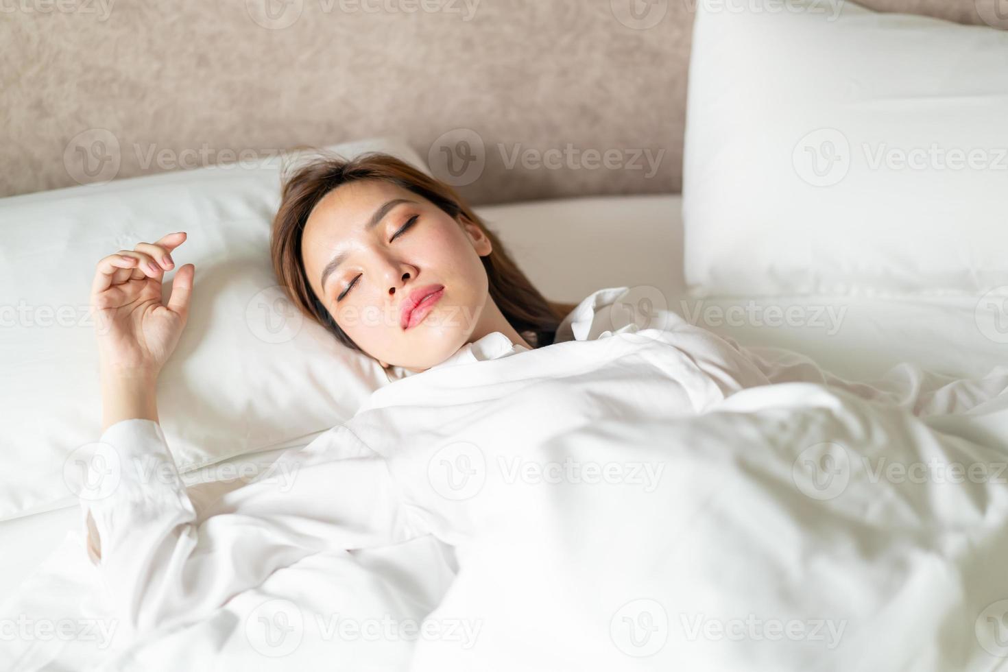 portret mooie vrouw slapen op bed foto
