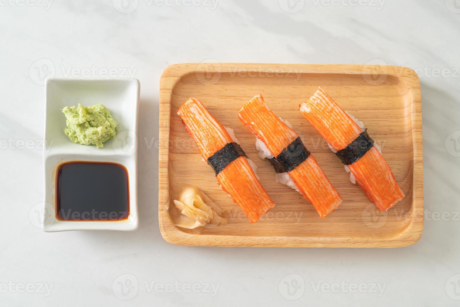 krabsticksushi op houten bord foto