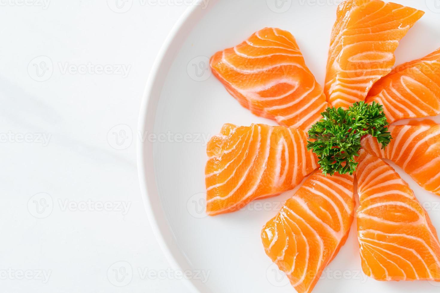 verse zalm rauwe sashimi op bord foto