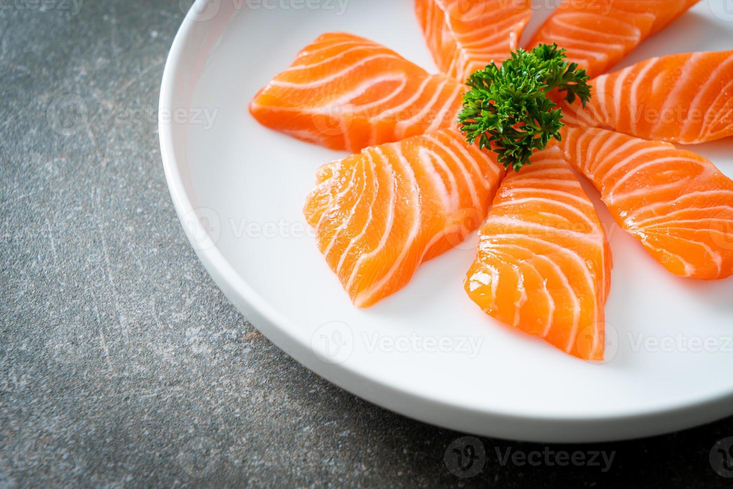 verse zalm rauwe sashimi op bord foto