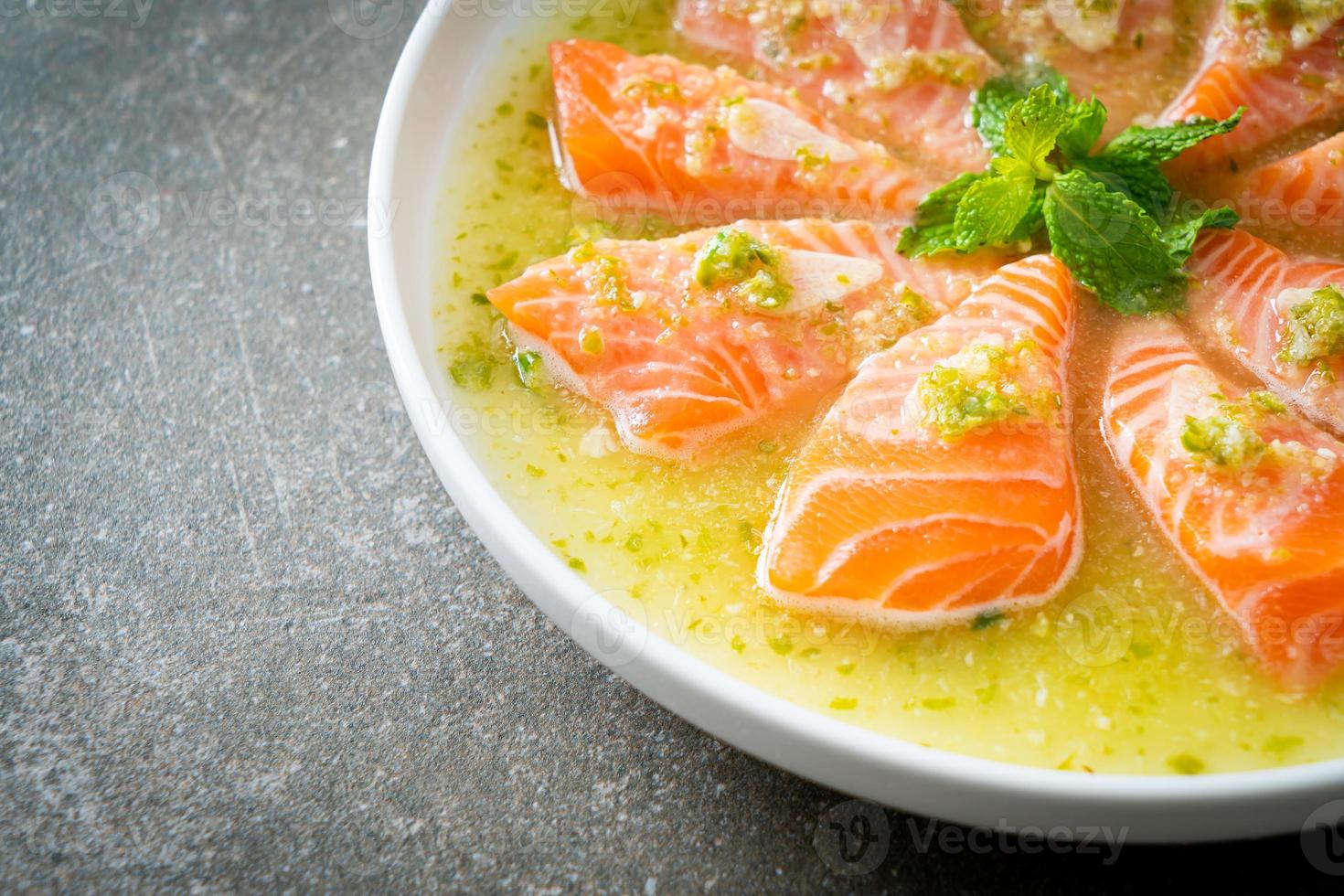 pittige zalm in saus van zeevruchtensalade foto