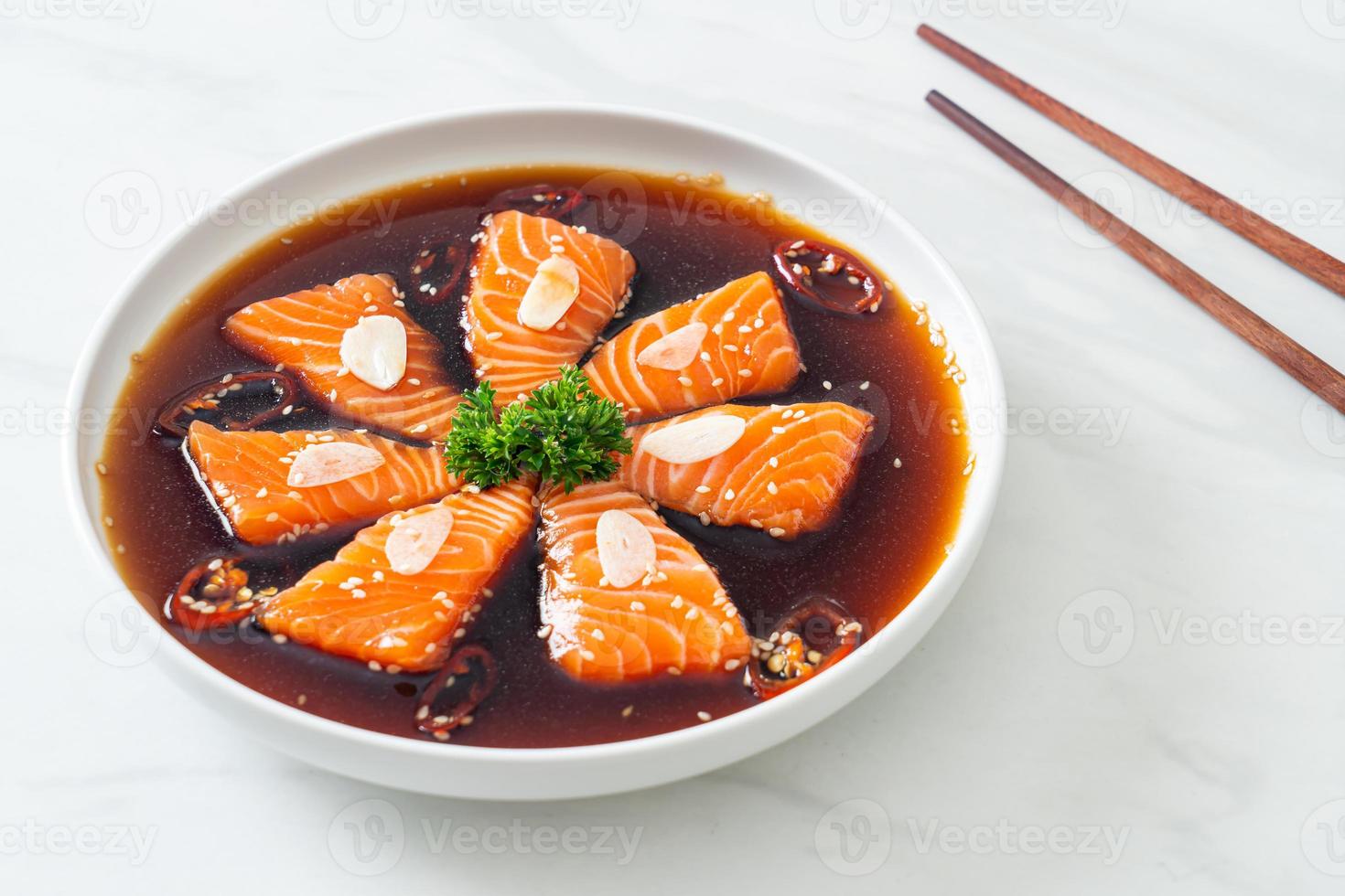 zalm gemarineerde shoyu of zalm ingelegde sojasaus foto