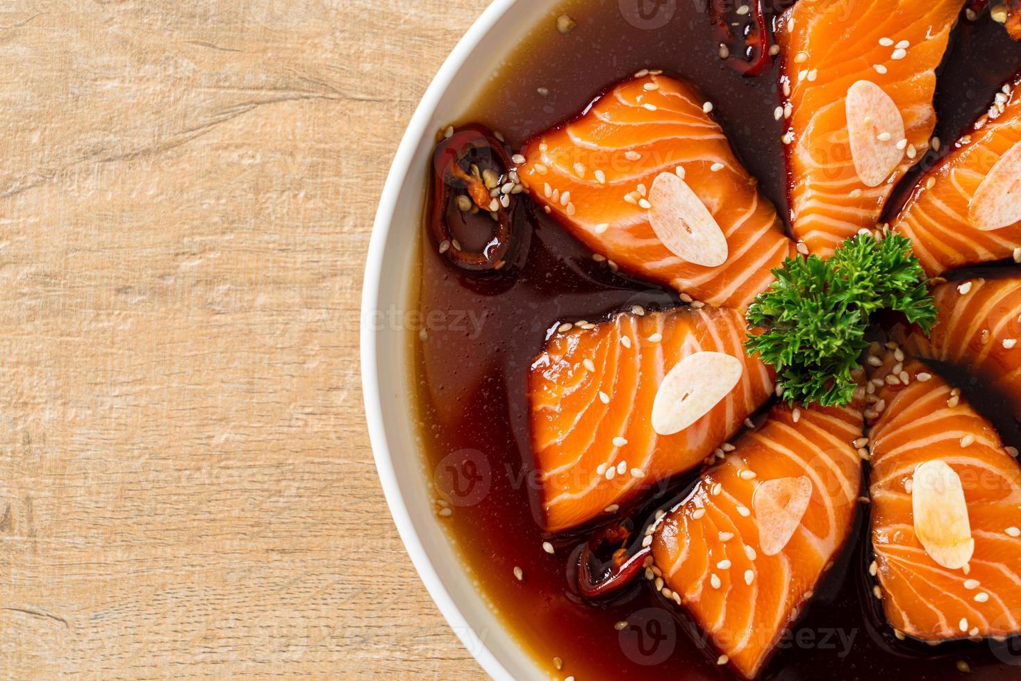 zalm gemarineerde shoyu of zalm ingelegde sojasaus foto