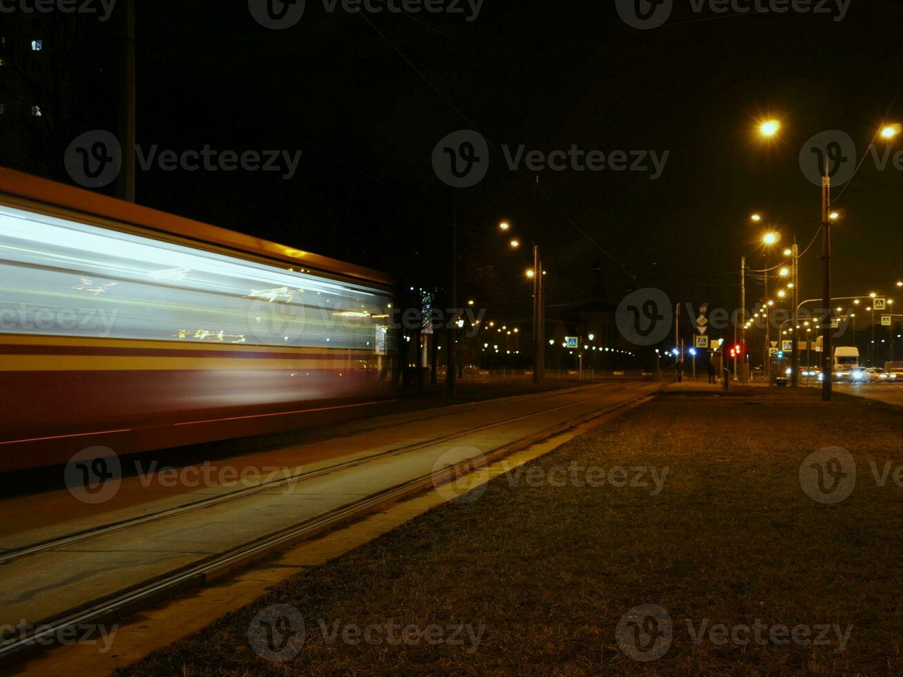 nacht tram in beweging lang blootstelling voorbijgaan door foto