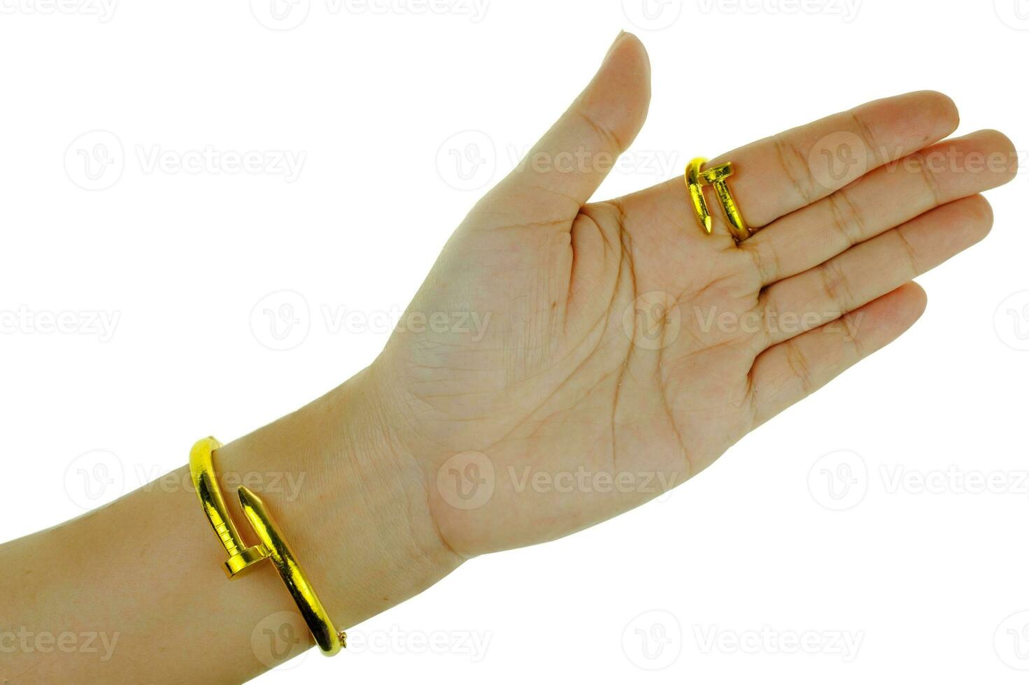 vrouwenhand met een gouden armband en ringjuwelen foto