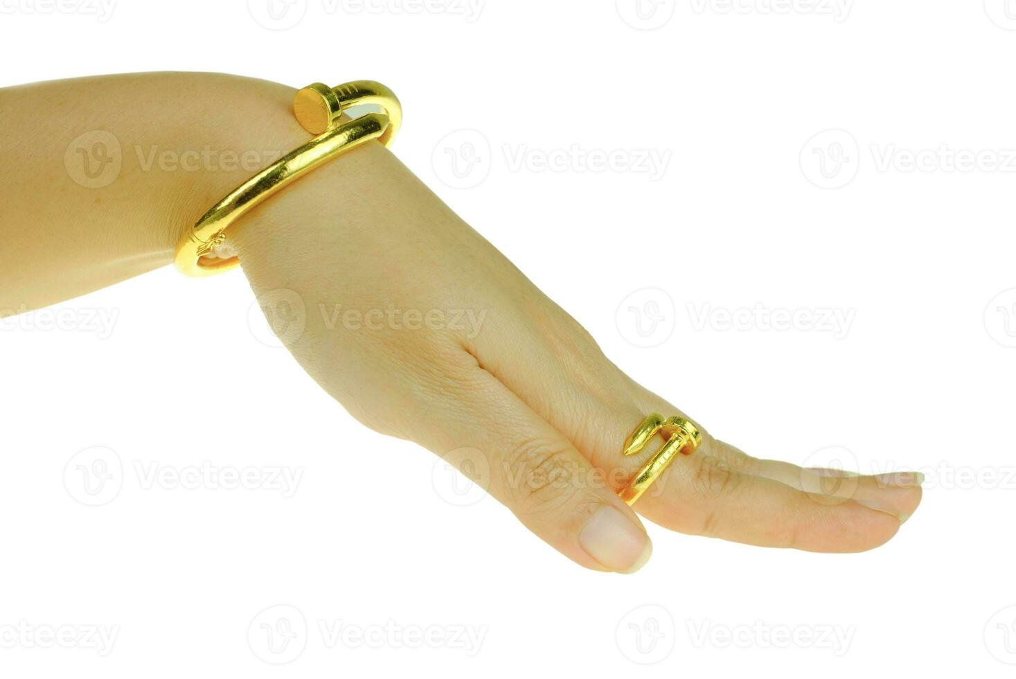 vrouwenhand met een gouden armband en ringjuwelen foto