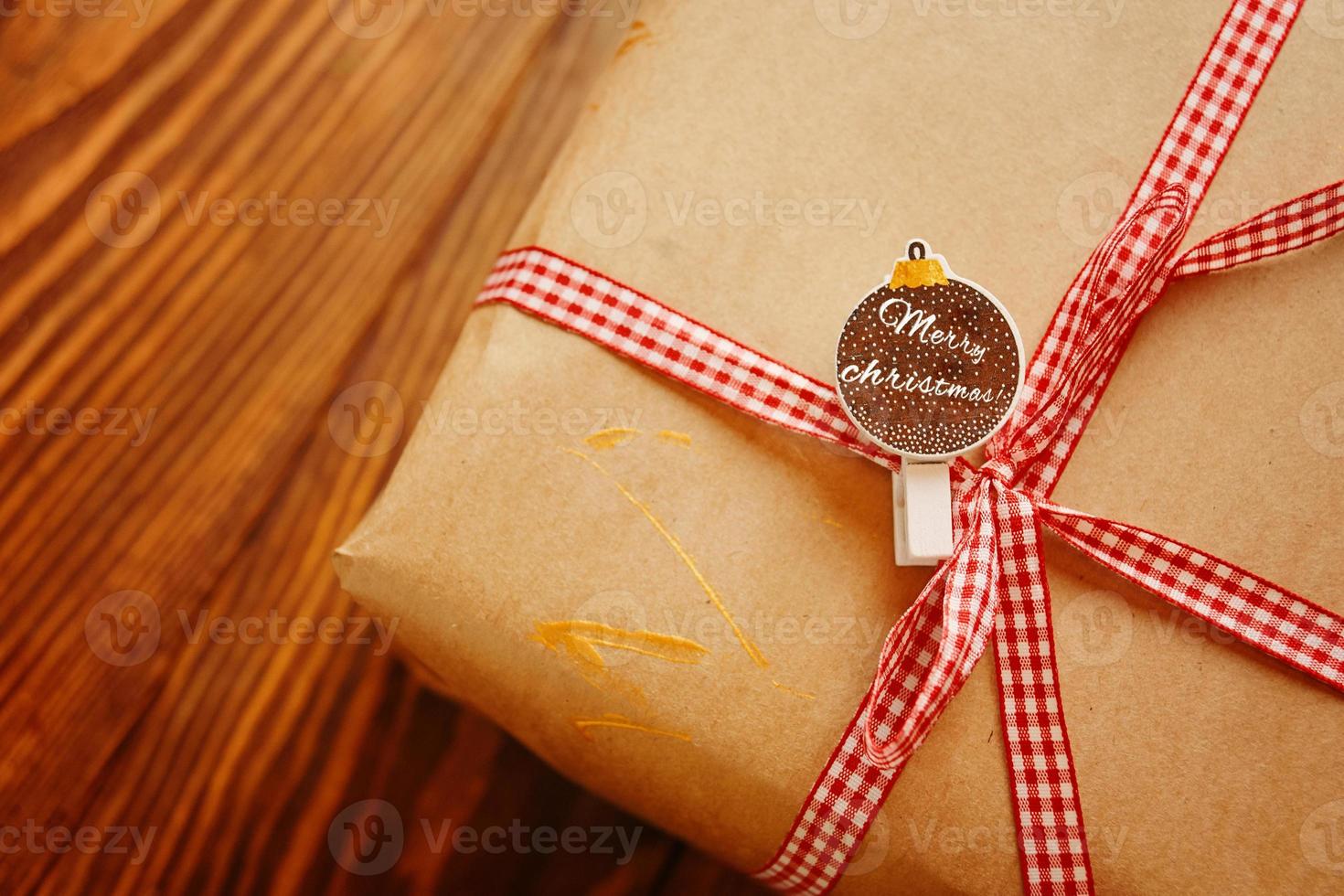 geschenkdoos op houten tafel foto