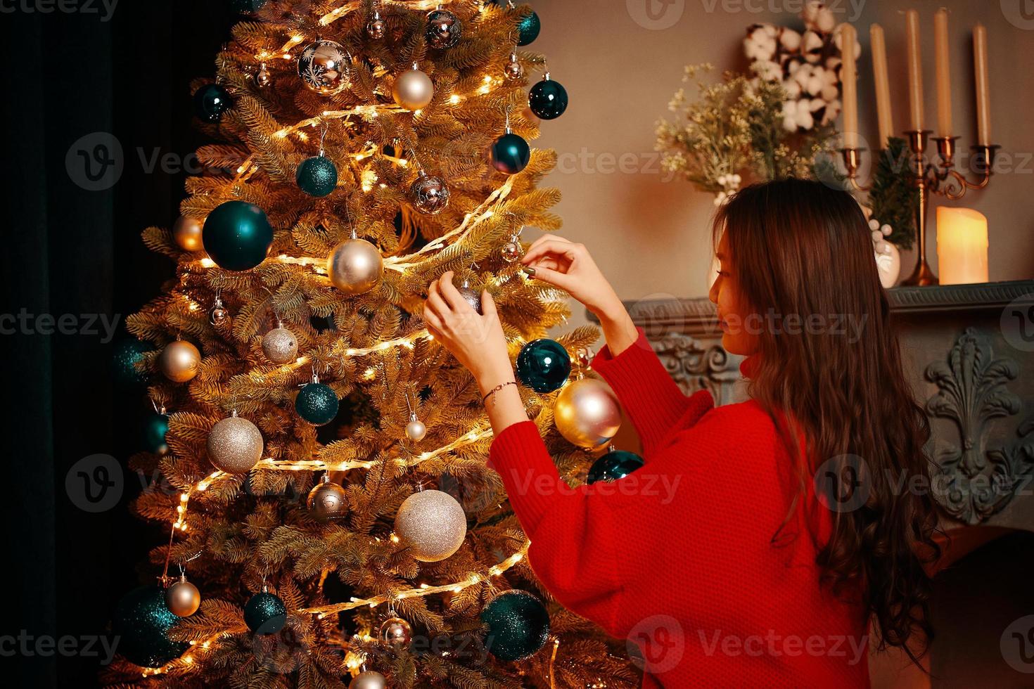mooie vrouw kerstboom versieren foto