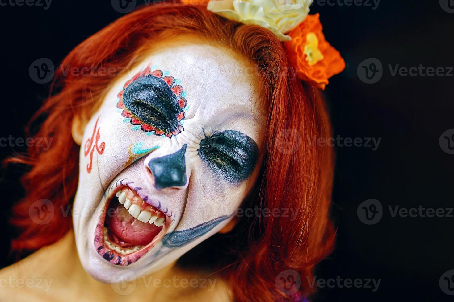 een jonge vrouw in de dag van de doden masker schedel gezichtskunst foto