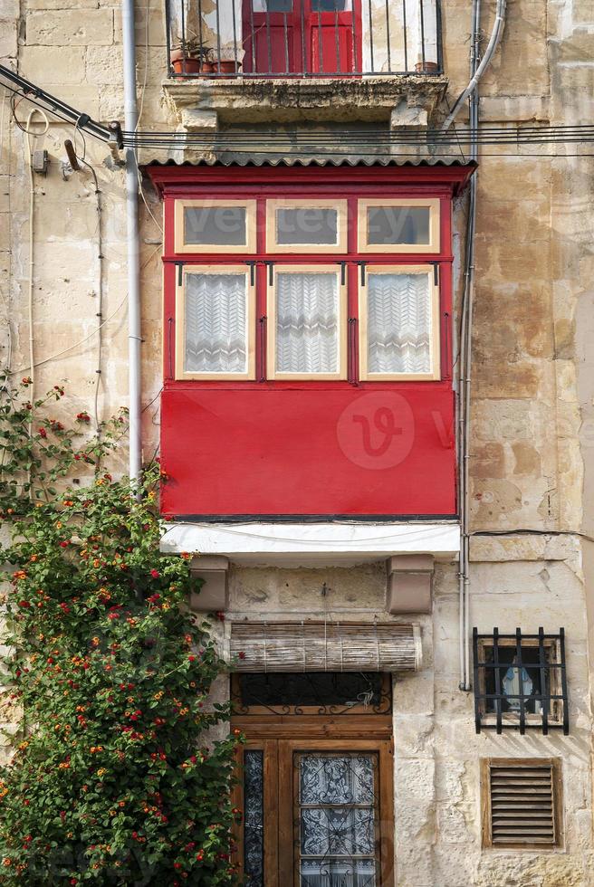 traditioneel huis raam architectuur detail in de oude stad van la Valletta, malta foto