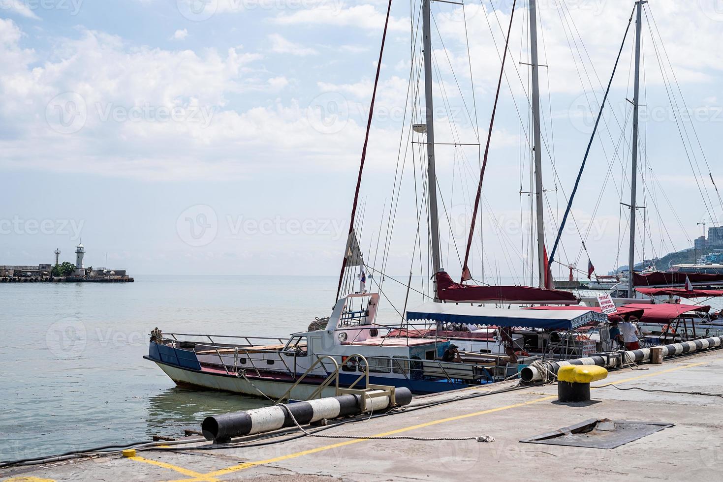 dijk en jachtclub aan de kust van de Zwarte Zee van yalta foto