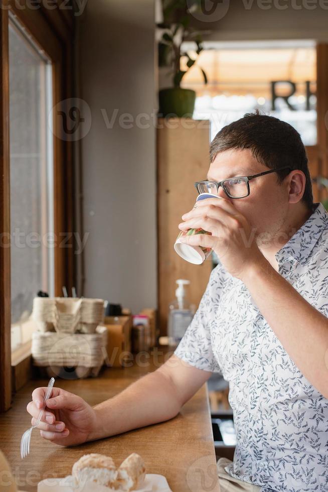 zakenman zittend in een kantoorlounge met een kopje koffie foto