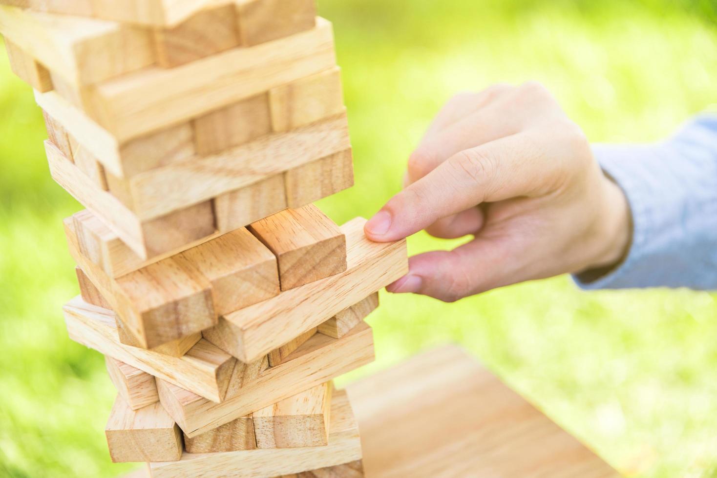 gemakkelijk te kwetsen Sovjet Napier close-up hand man spelen blok hout stapel spel 3334174 Stockfoto