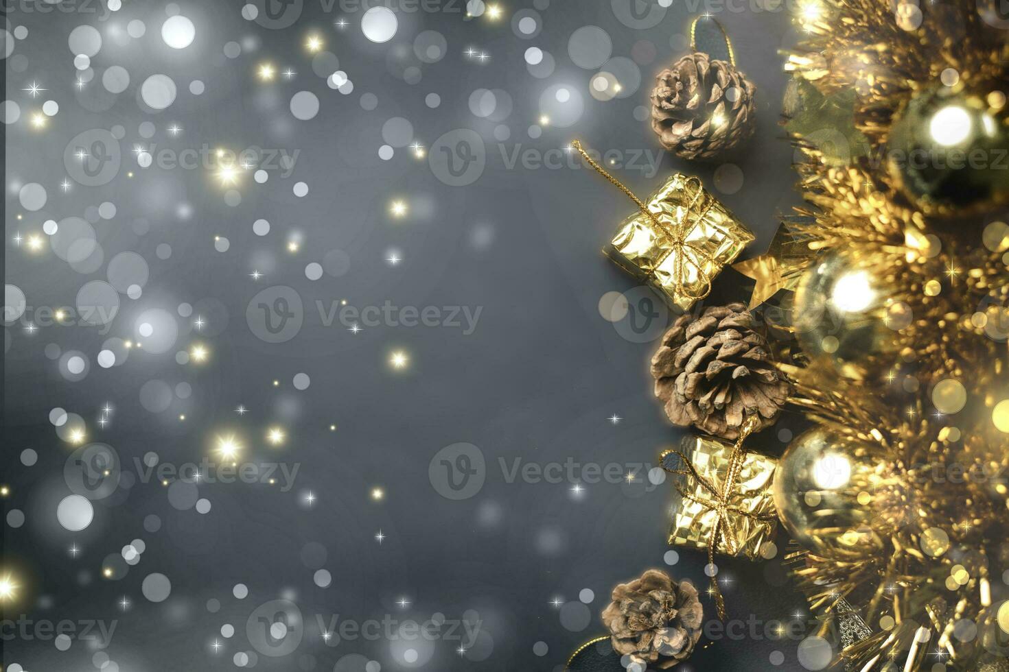 Kerstmis boom en geschenk doos ballen. bokeh slingers in de vervagen zilver gouden achtergrond. blok naar bevatten de doel van aan het doen. ontwikkelen ideeën voor de nieuw jaar 2024. festival van viering gelukkig. foto