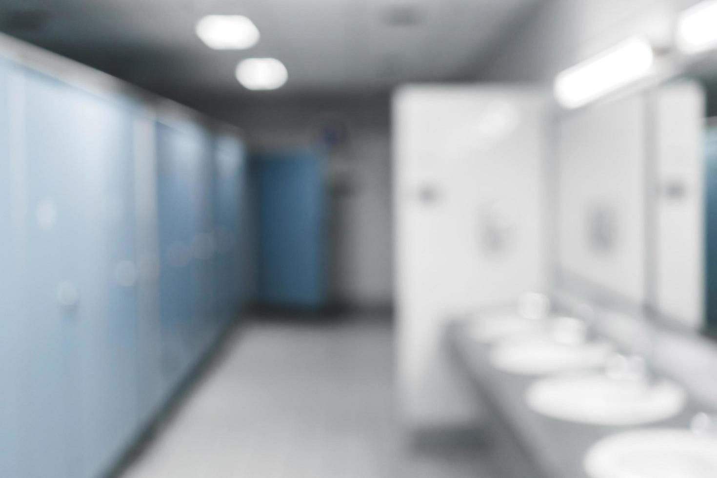 openbaar toilet en badkamer interieur met wastafel en toiletruimte. foto