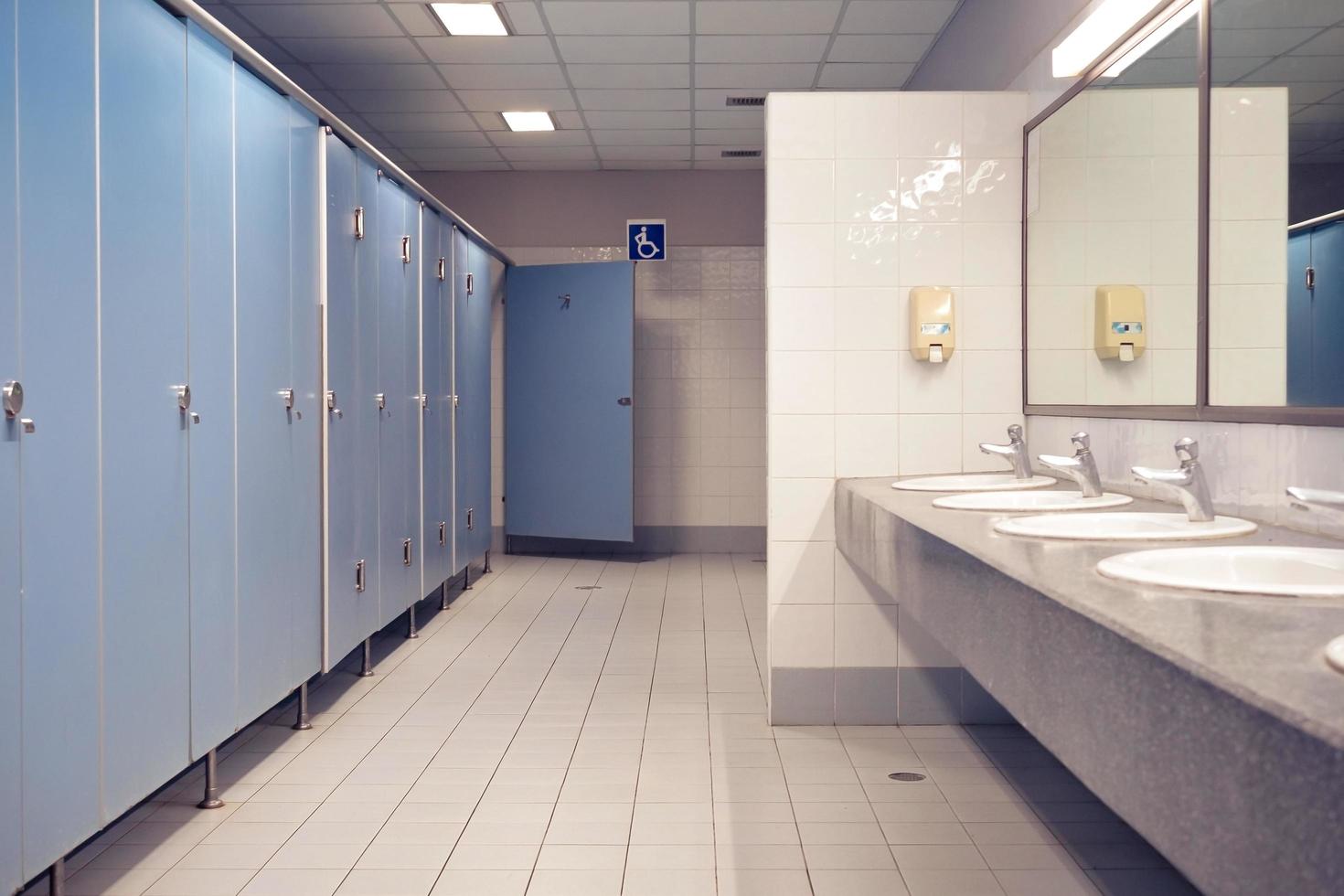 openbaar toilet en badkamer interieur met wastafel en toiletruimte. foto