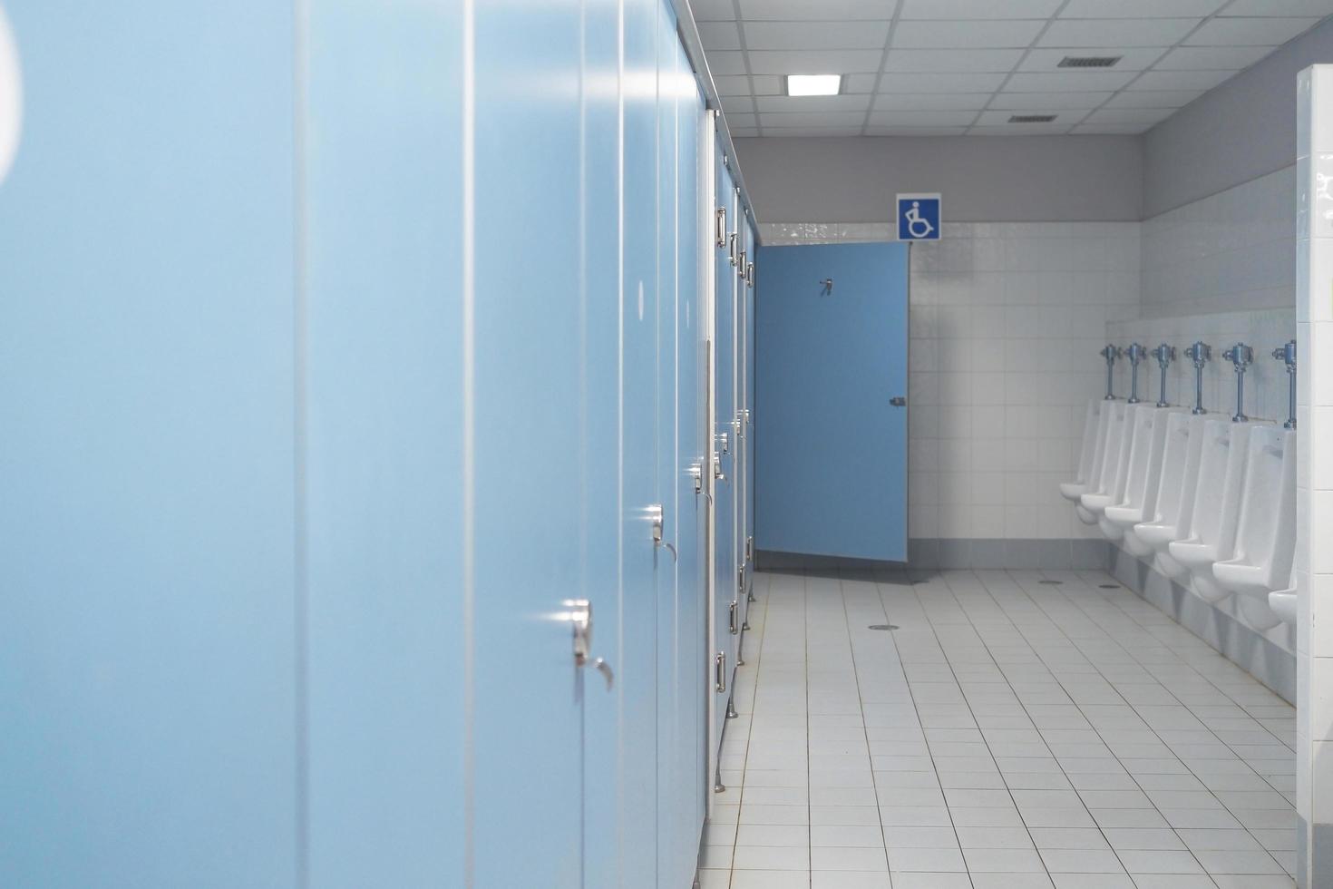 openbaar toilet en badkamer interieur met wastafel en toiletruimte. foto