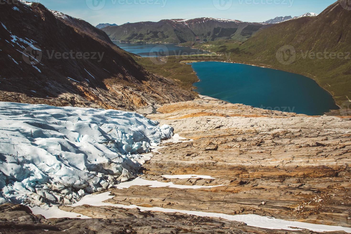 landschap op bergen en gletsjer svartisen landschap in noorwegen foto