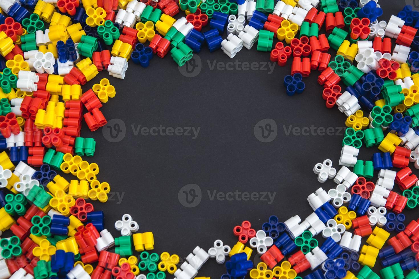 veelkleurige plastic blokken op een zwarte achtergrond foto