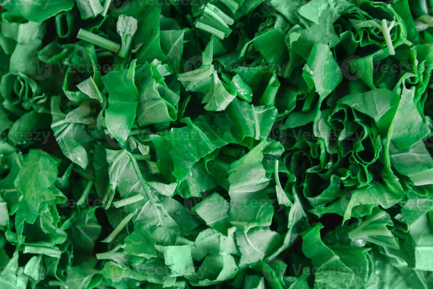 verse helder groene spinazie. gehakte spinazie als achtergrond. foto