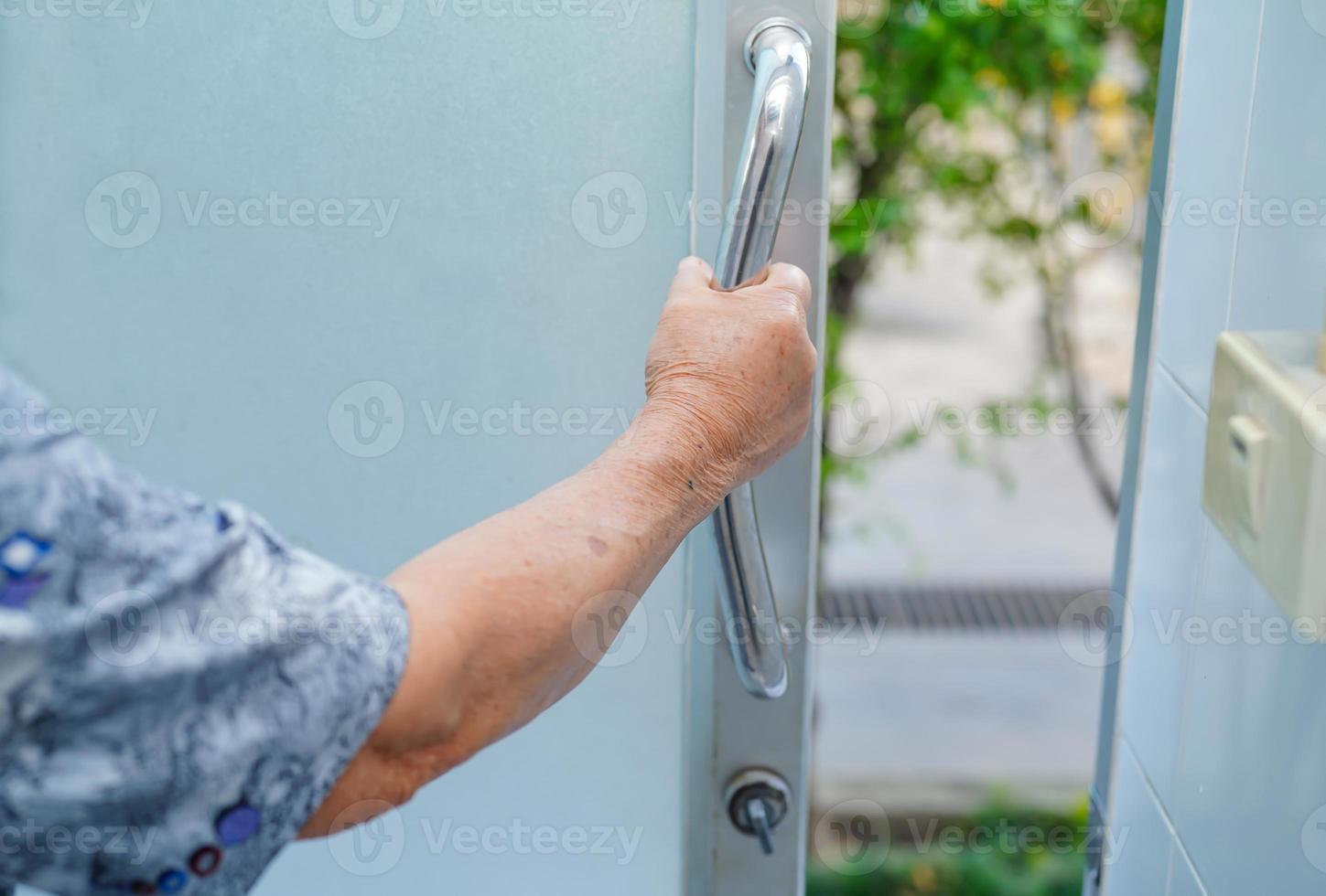 Aziatische senior vrouw patiënt gebruik toilet badkamer handvat beveiliging foto