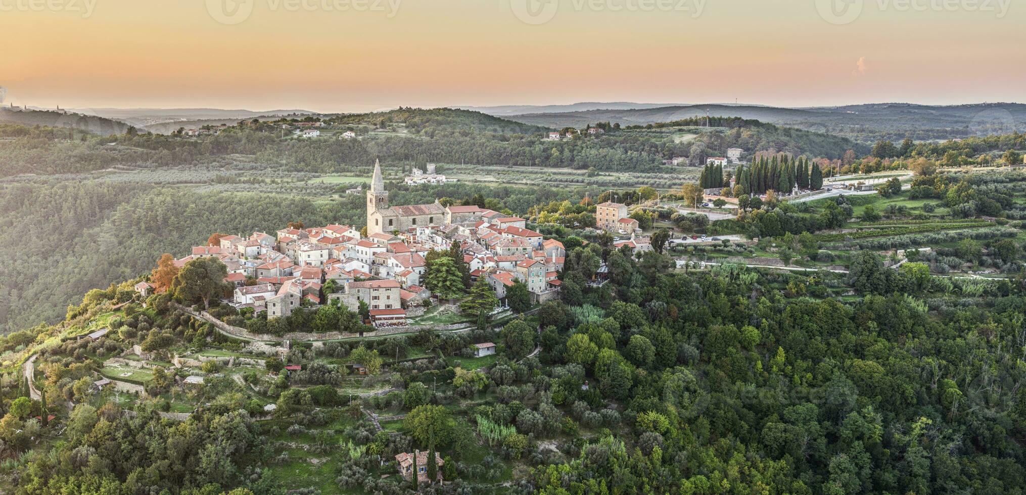 dar panorama over- de historisch kunstenaars stad- van groznjan in centraal istrië Bij zonsondergang foto