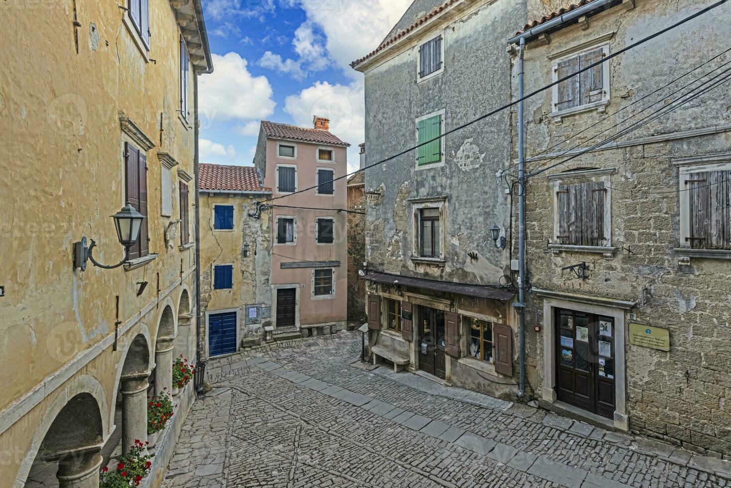 afbeelding van de stad- van groznjan met idyllisch geplaveid straten en gebouwen gemaakt van natuurlijk steen foto