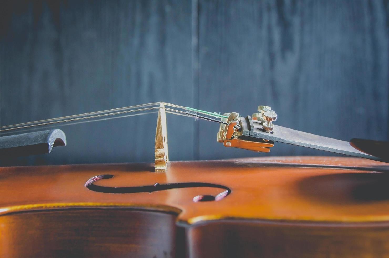 de viool op tafel, klassiek muziekinstrument dat in het orkest wordt gebruikt. foto