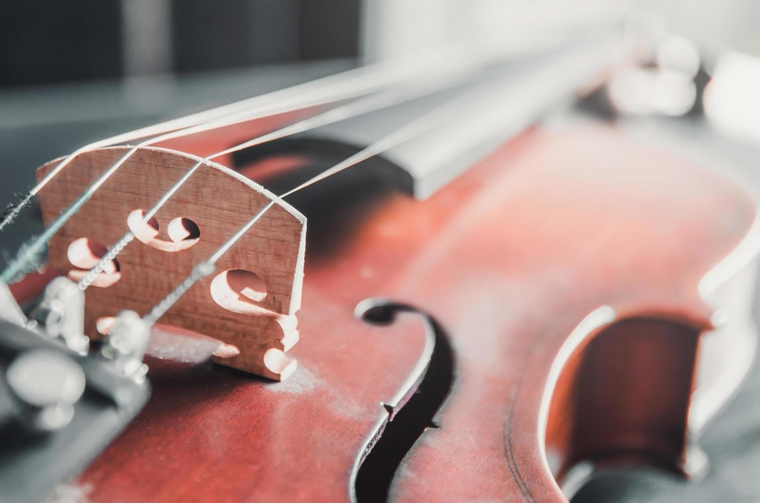 de viool op tafel, klassiek muziekinstrument dat in het orkest wordt gebruikt. foto