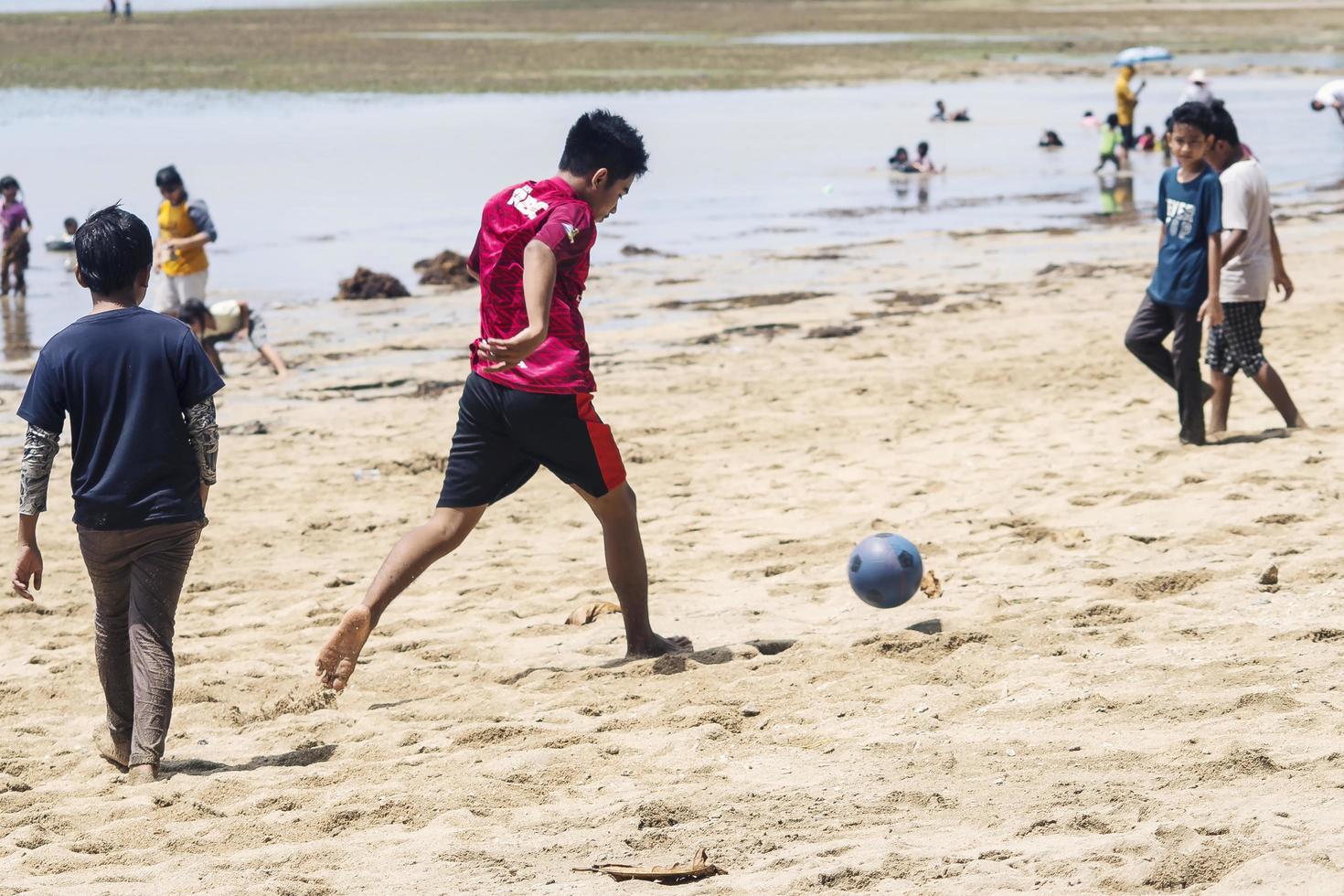 sorong, Indonesië 2021- mensen op het strand foto