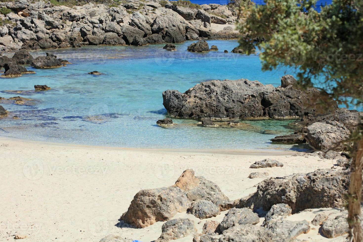 blauwe lagune kedrodasos strand kreta eiland rood zand wateren achtergrond foto