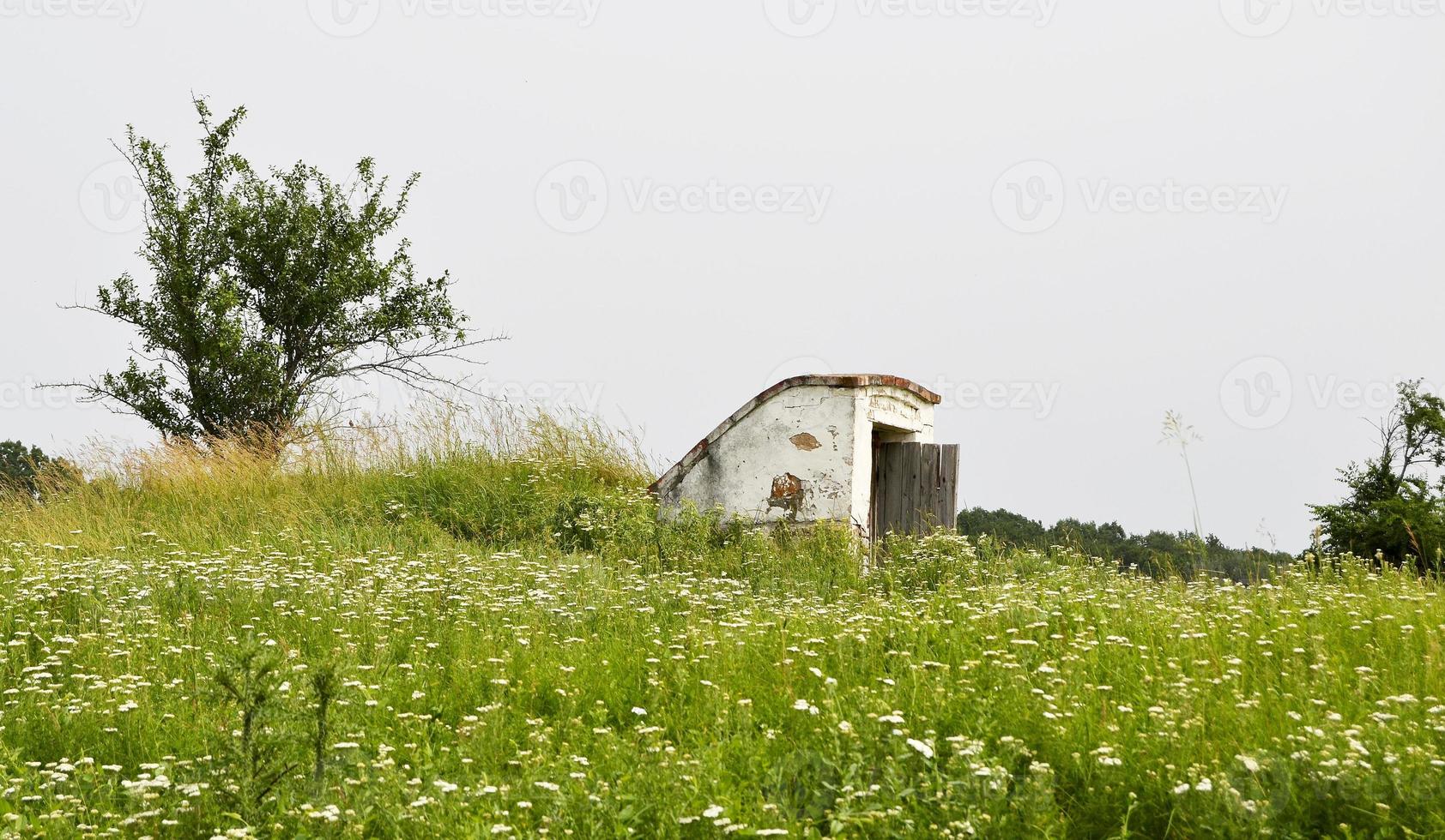 prachtige oude verlaten boerderij op het platteland foto