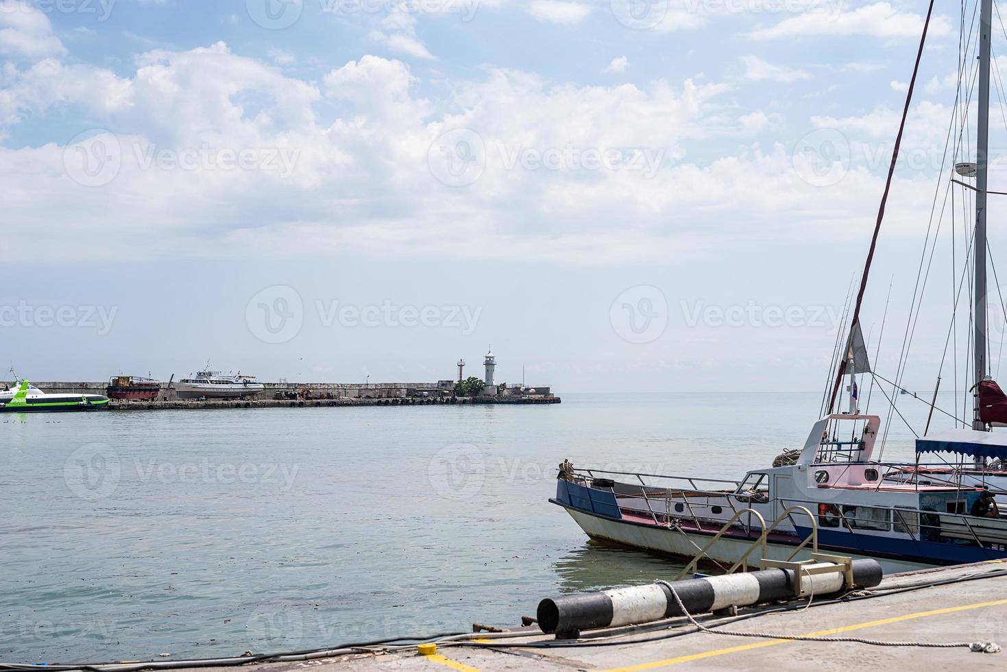 dijk en jachtclub aan de kust van de Zwarte Zee van yalta foto