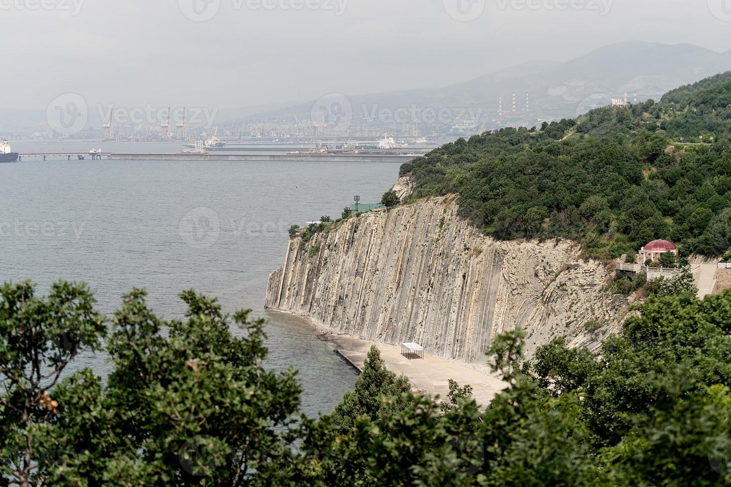 landschap van heuvels, bergen met zee en stadsgezicht op de achtergrond foto