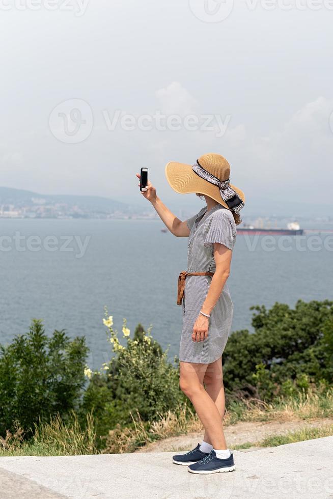 vrouw die foto's maakt van het stadsbeeld met behulp van mobiele telefoon foto