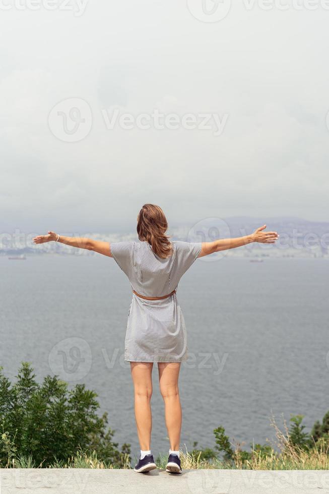 achteraanzicht van een jonge vrouw die naar het stadsbeeld kijkt foto