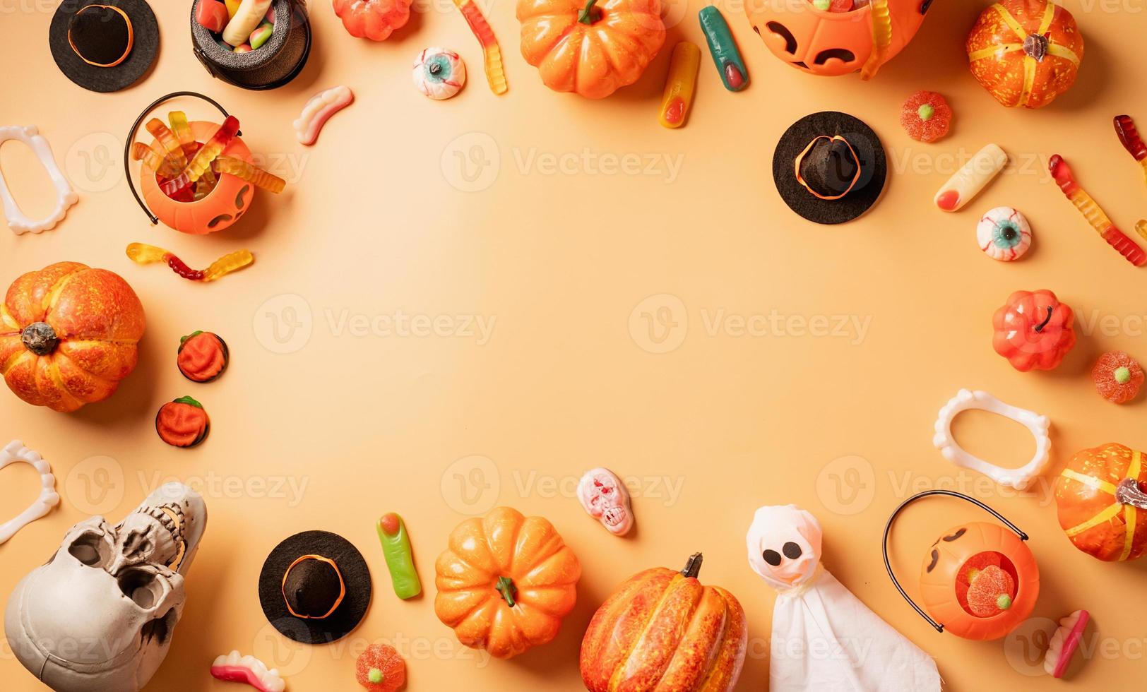Halloween-vakantiedecoratie met pompoenen en snoepjes bovenaanzicht foto