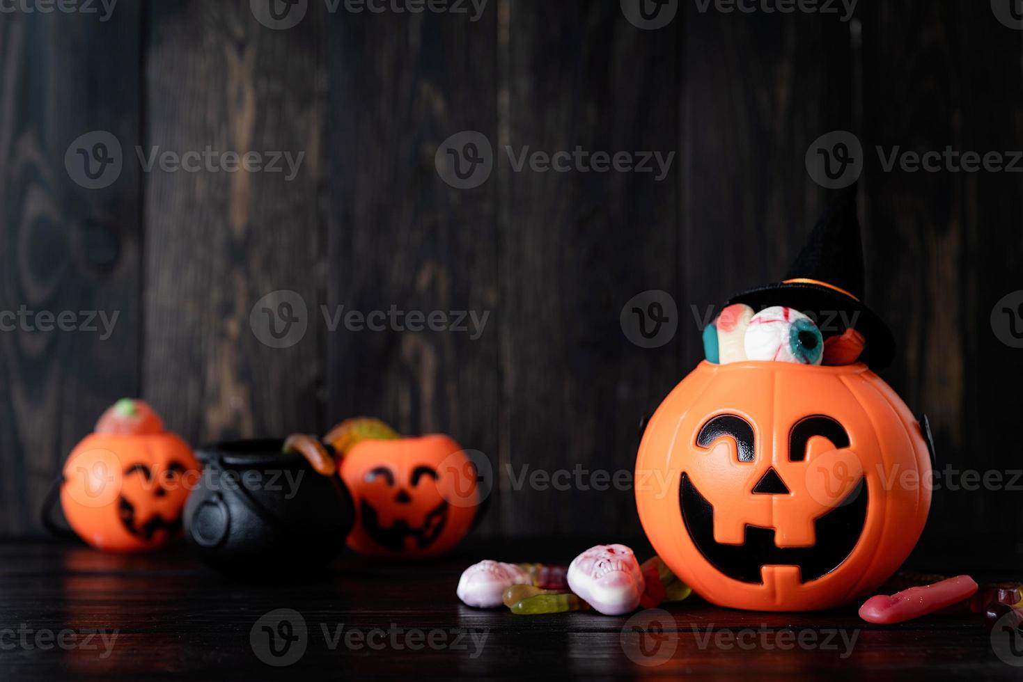 halloween achtergrondkleur met jack o lanterns pompoenen met snoep foto