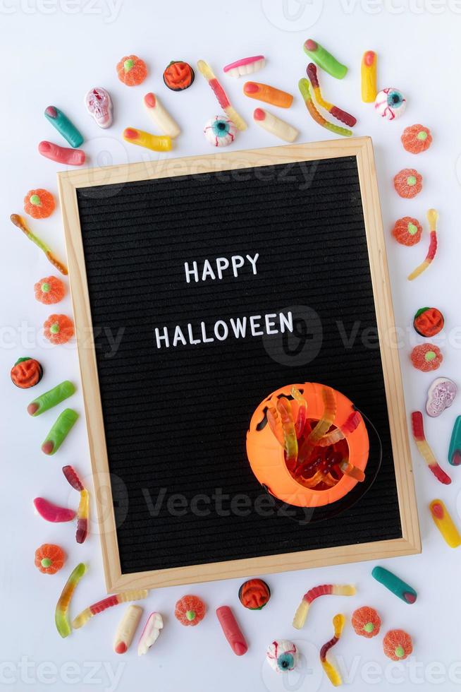 Halloween-vakantiesnoepjes met zwart letterbord foto