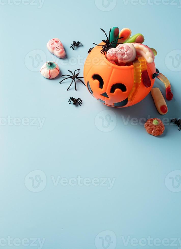 verschillende halloween-snoepjes en snoepjes in een bovenaanzicht van een pompoenpot foto