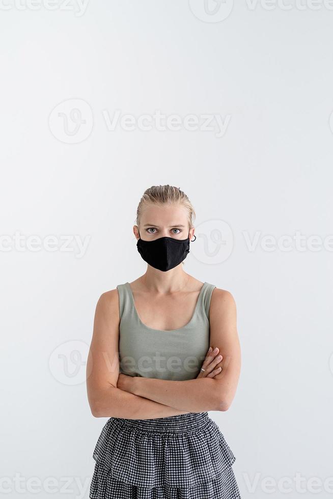 jonge vrouw met een beschermend masker foto