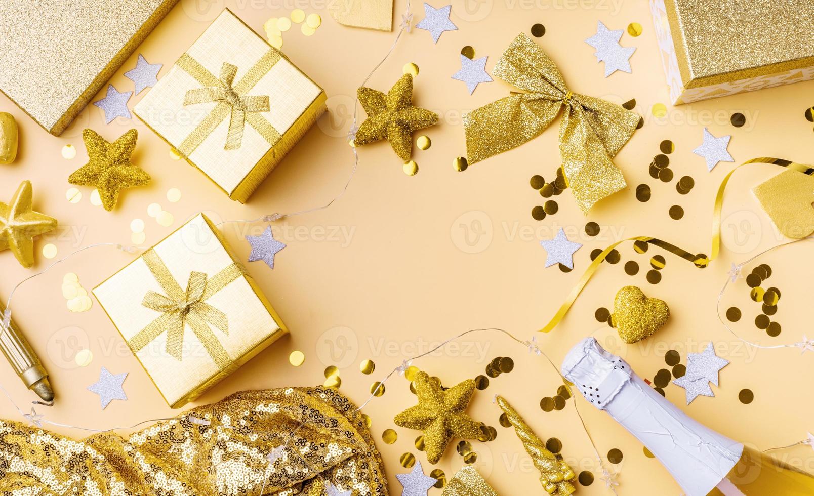 bovenaanzicht van gouden feestdecoraties met confetti en geschenkdozen foto