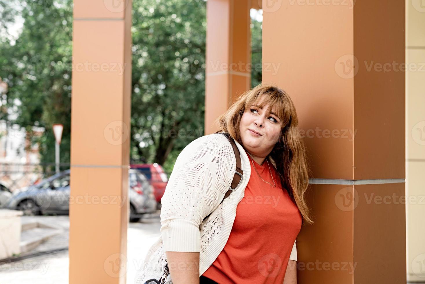 plus size vrouw fotograaf buitenshuis foto